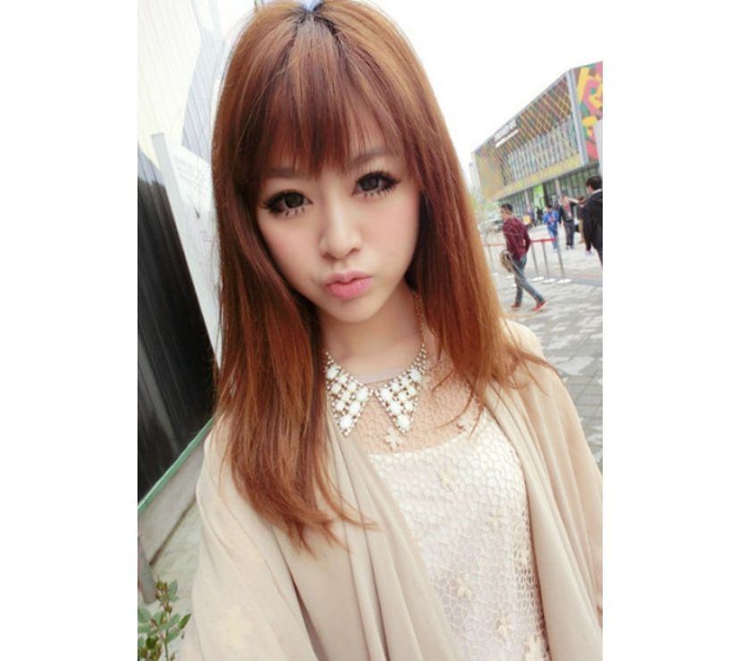 Lingling séduisante jeune femme asiatique qui pette le feu